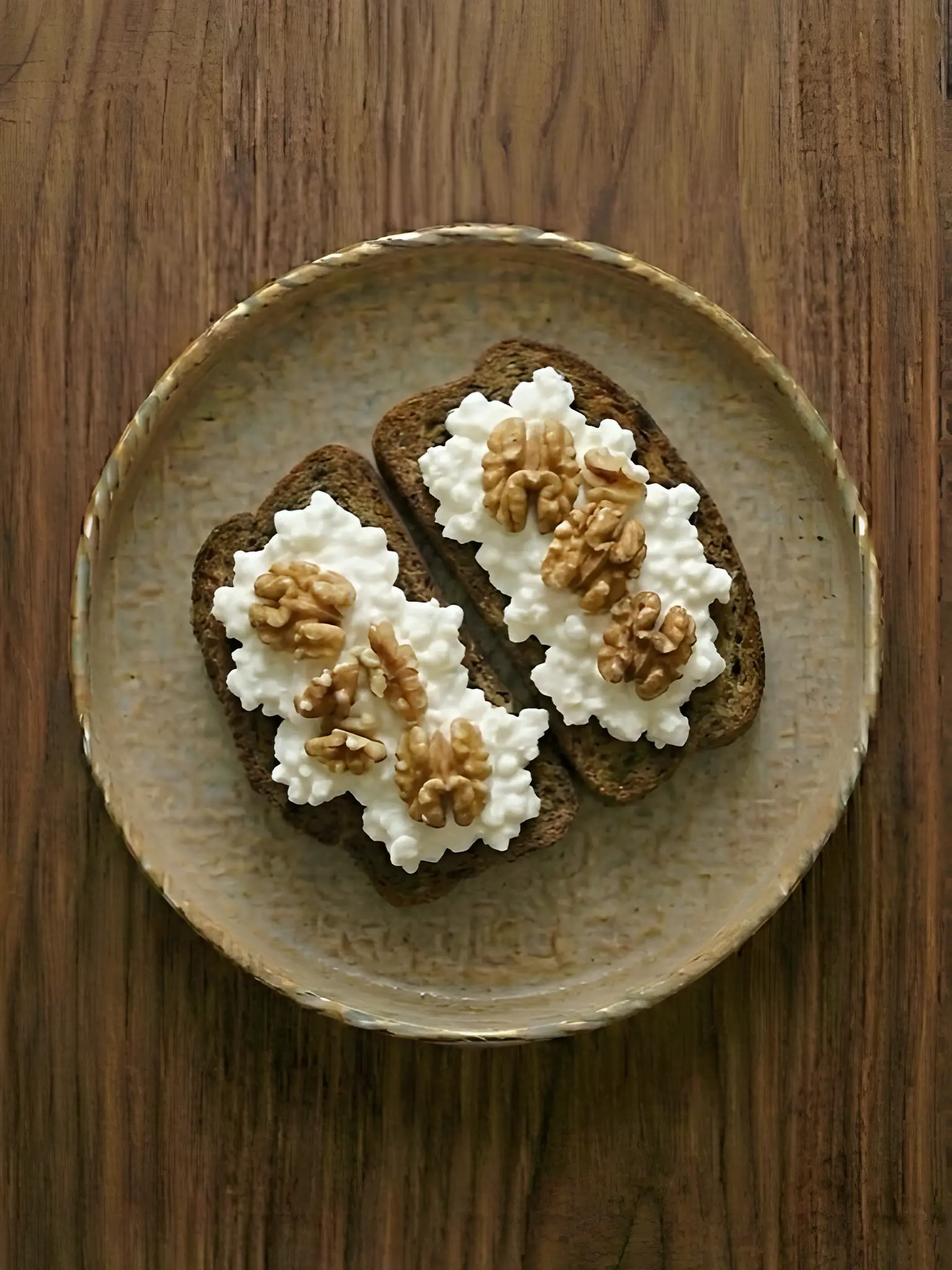 Tostada de biscotes con requesón y nueces