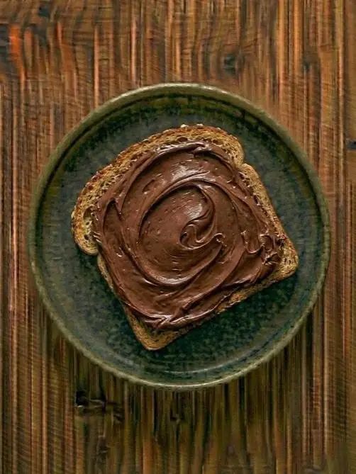 Tostada de pan integral con crema de cacao