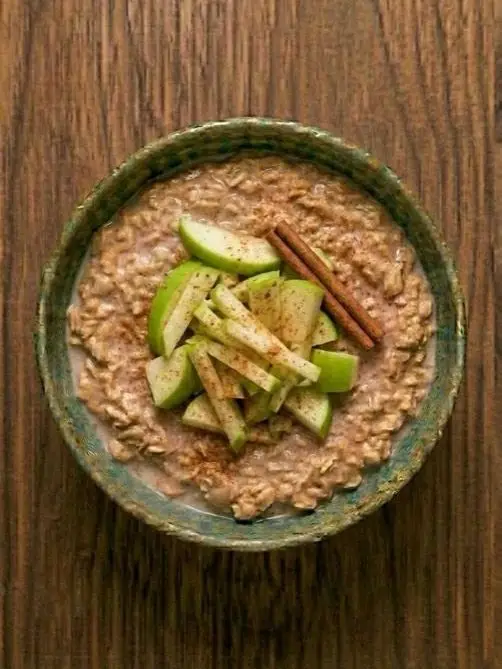 Porridge de avena con manzana y canela con leche de avena