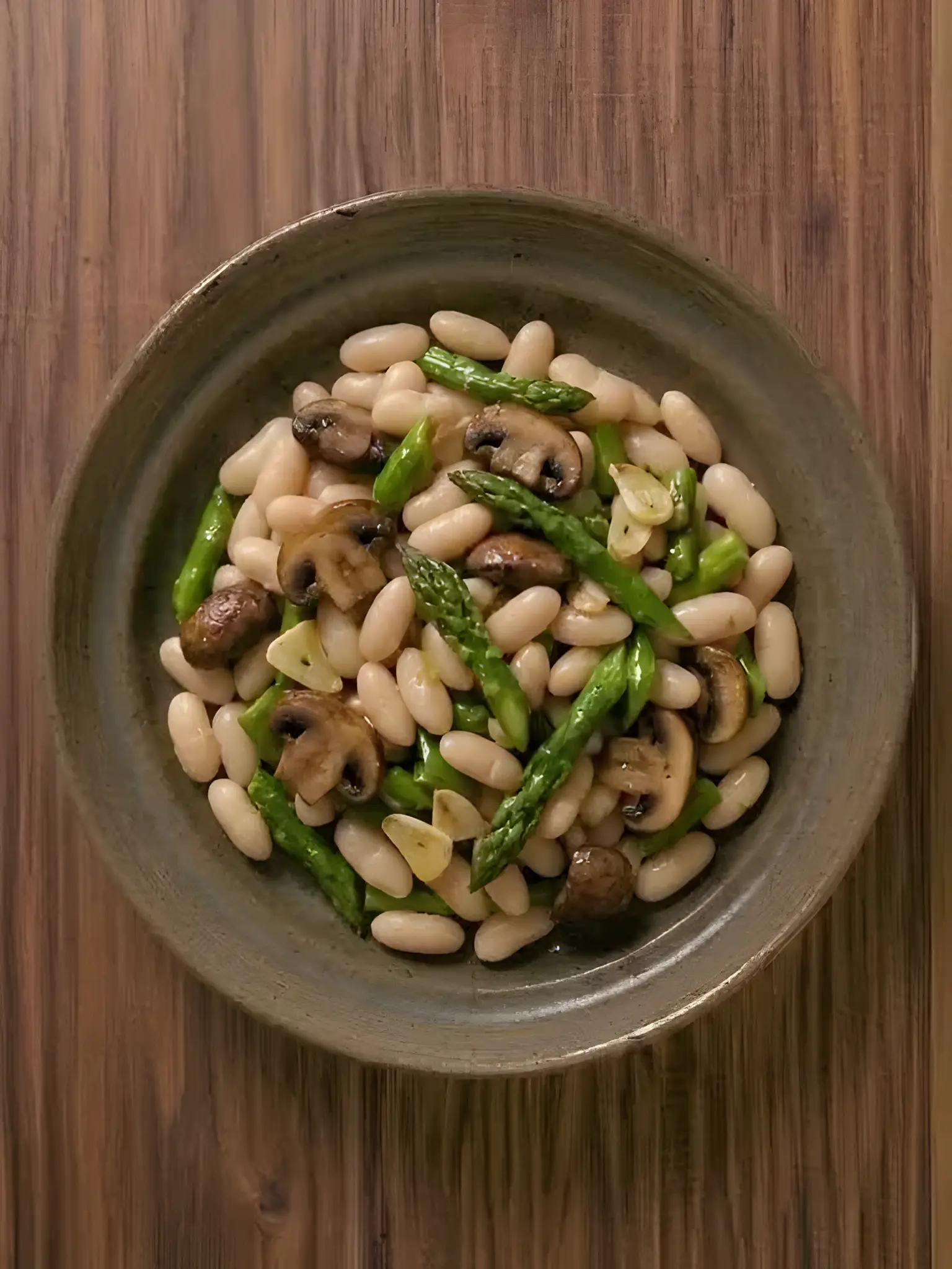 Alubias blancas con espárragos y champiñones