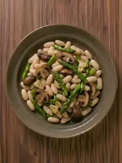 Alubias blancas con espárragos y champiñones