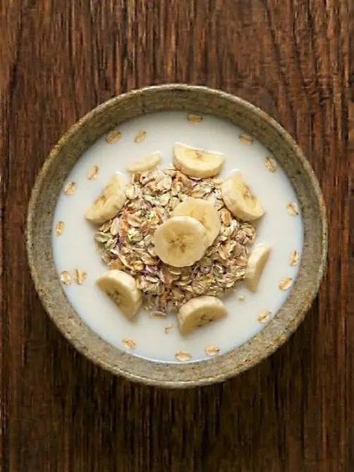 Muesli con leche y plátano