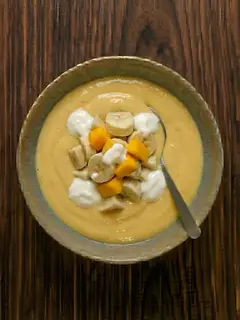Batido de plátano y mango con yogur