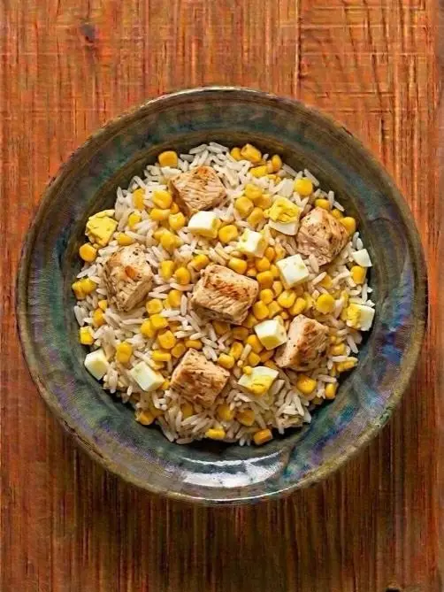 Ensalada de arroz con pollo, maíz y huevo
