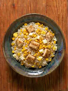 Ensalada de arroz con pollo, maíz y huevo