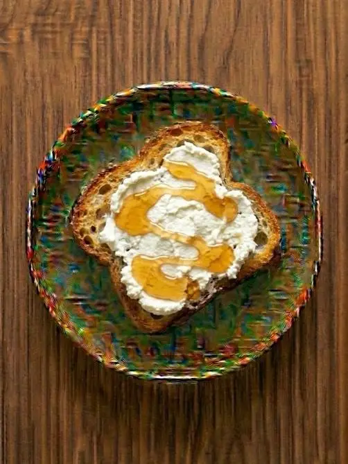 Tostada de pan de cristal con queso fresco y miel