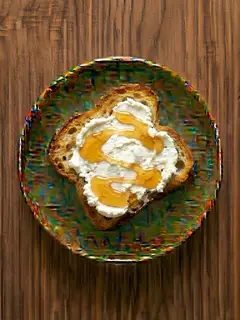 Tostada de pan de cristal con queso fresco y miel