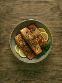 Salmón al air fryer con limón y eneldo