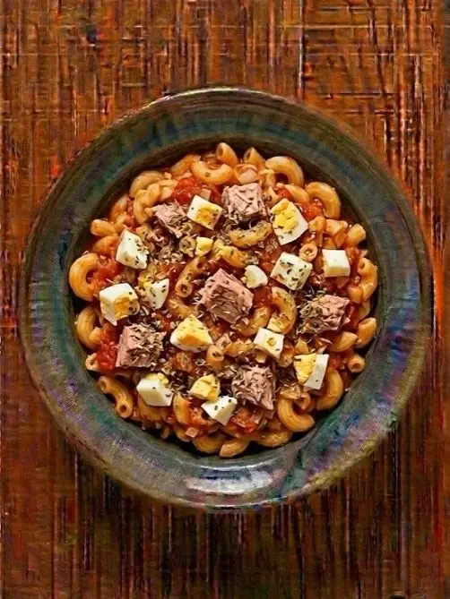 Macarrones con atún, huevo y tomate