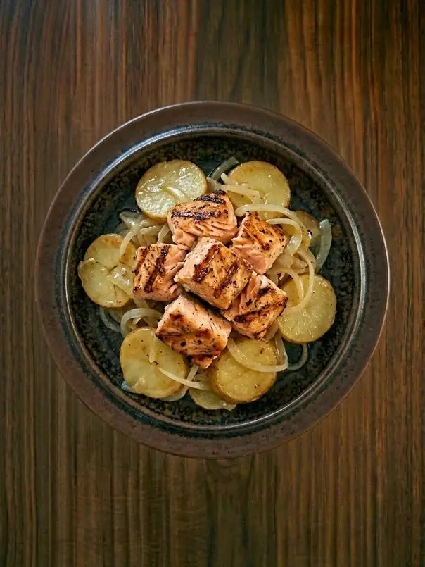 Salmón a la plancha con patatas panaderas