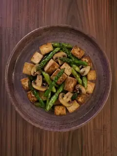 Tofu con espárragos y champiñones
