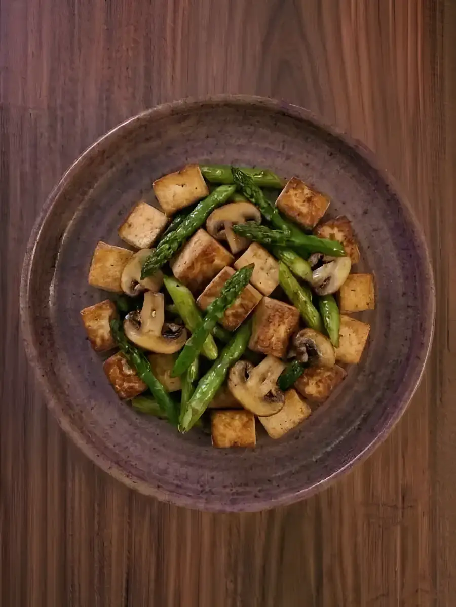 Foto de Tofu con espárragos y champiñones