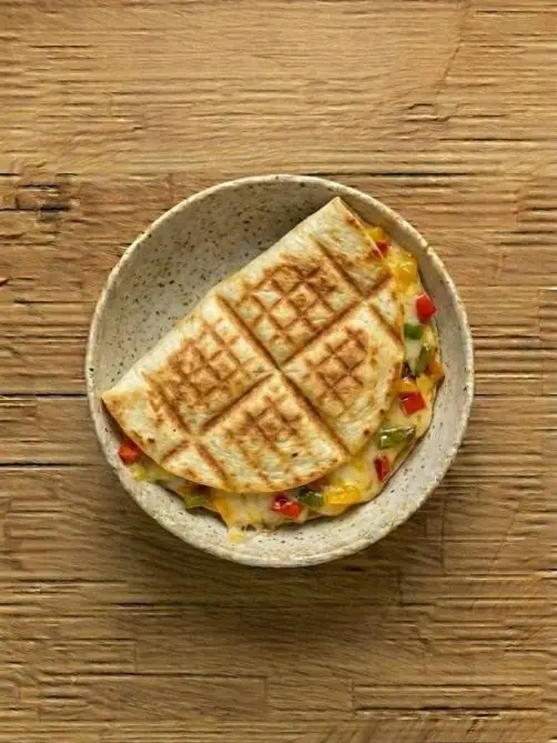Quesadilla de queso y pimientos en sandwichera