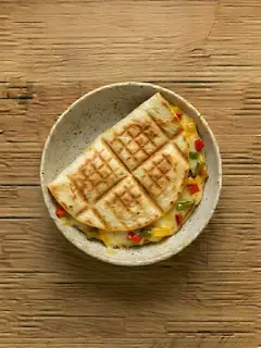Quesadilla de queso y pimientos en sandwichera
