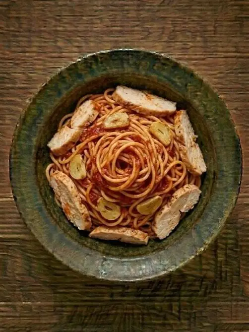 Espaguetis con pavo y tomate