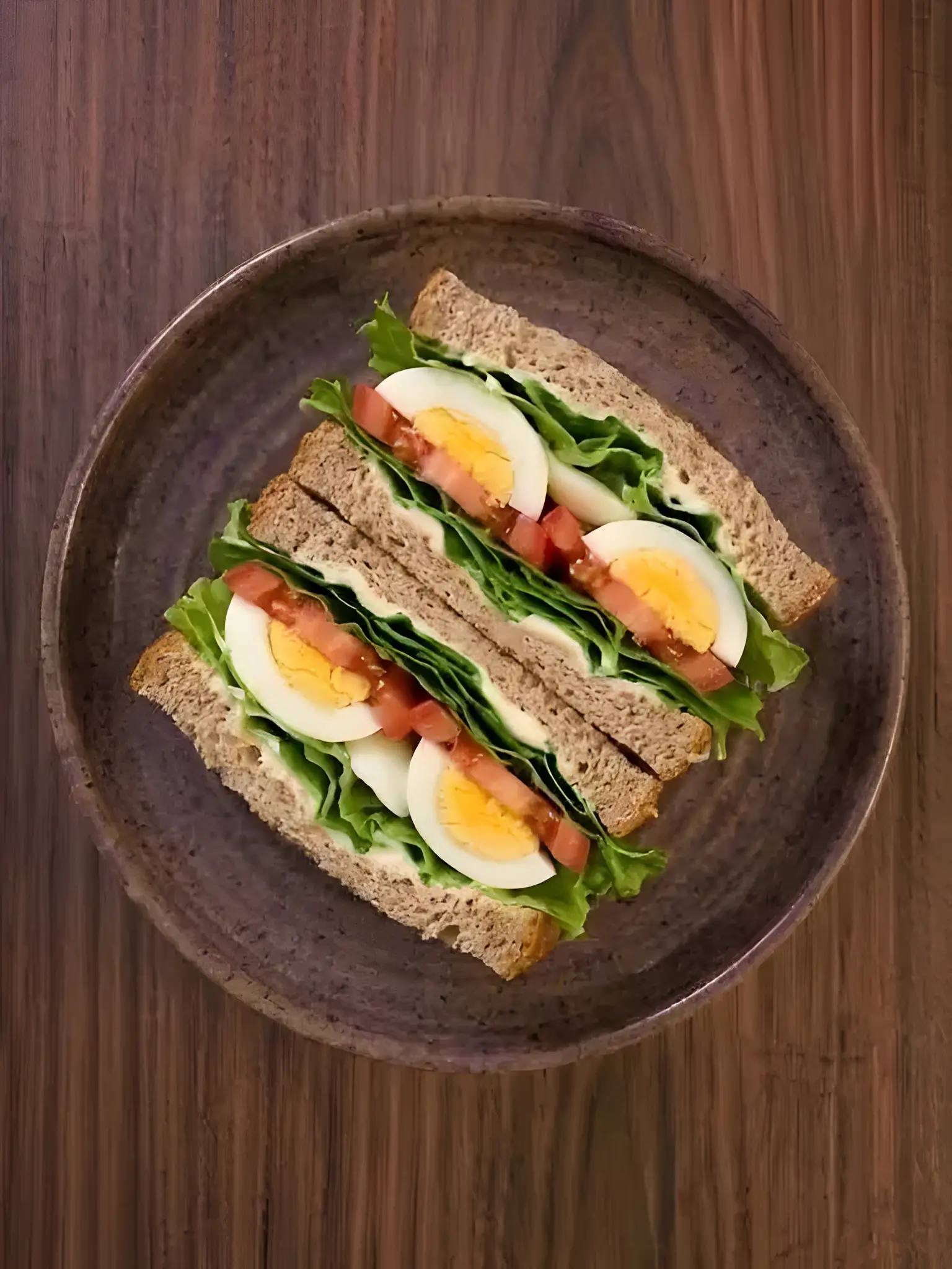 Sándwich vegetal con huevo duro