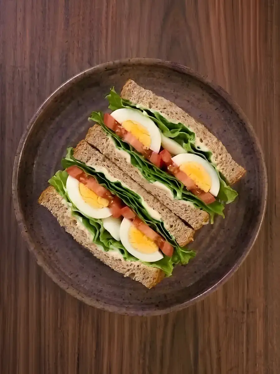 Foto de Sándwich vegetal con huevo duro