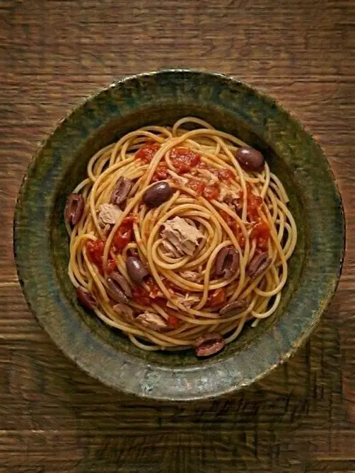 Espaguetis con atún y aceitunas