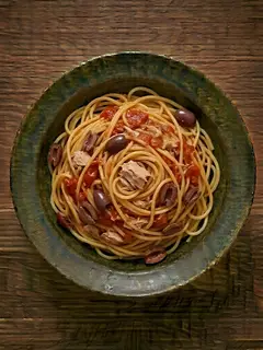 Espaguetis con atún y aceitunas