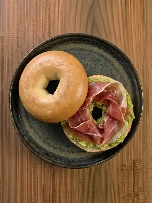 Bagel de aguacate y jamón