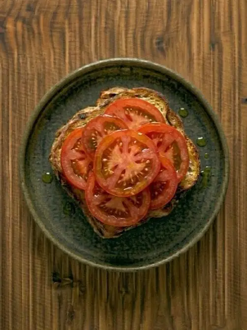 Tostada de pan de molde con tomate y aceite