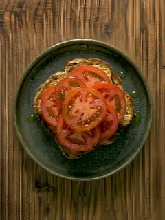 Tostada de pan de molde con tomate y aceite