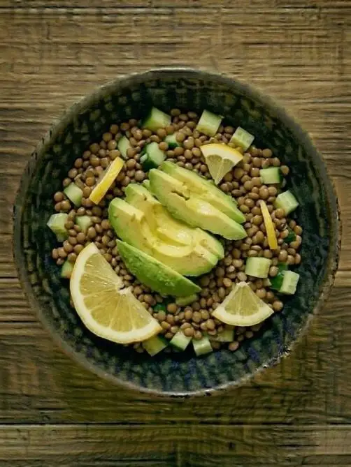 Bowl de lentejas con aguacate y limón