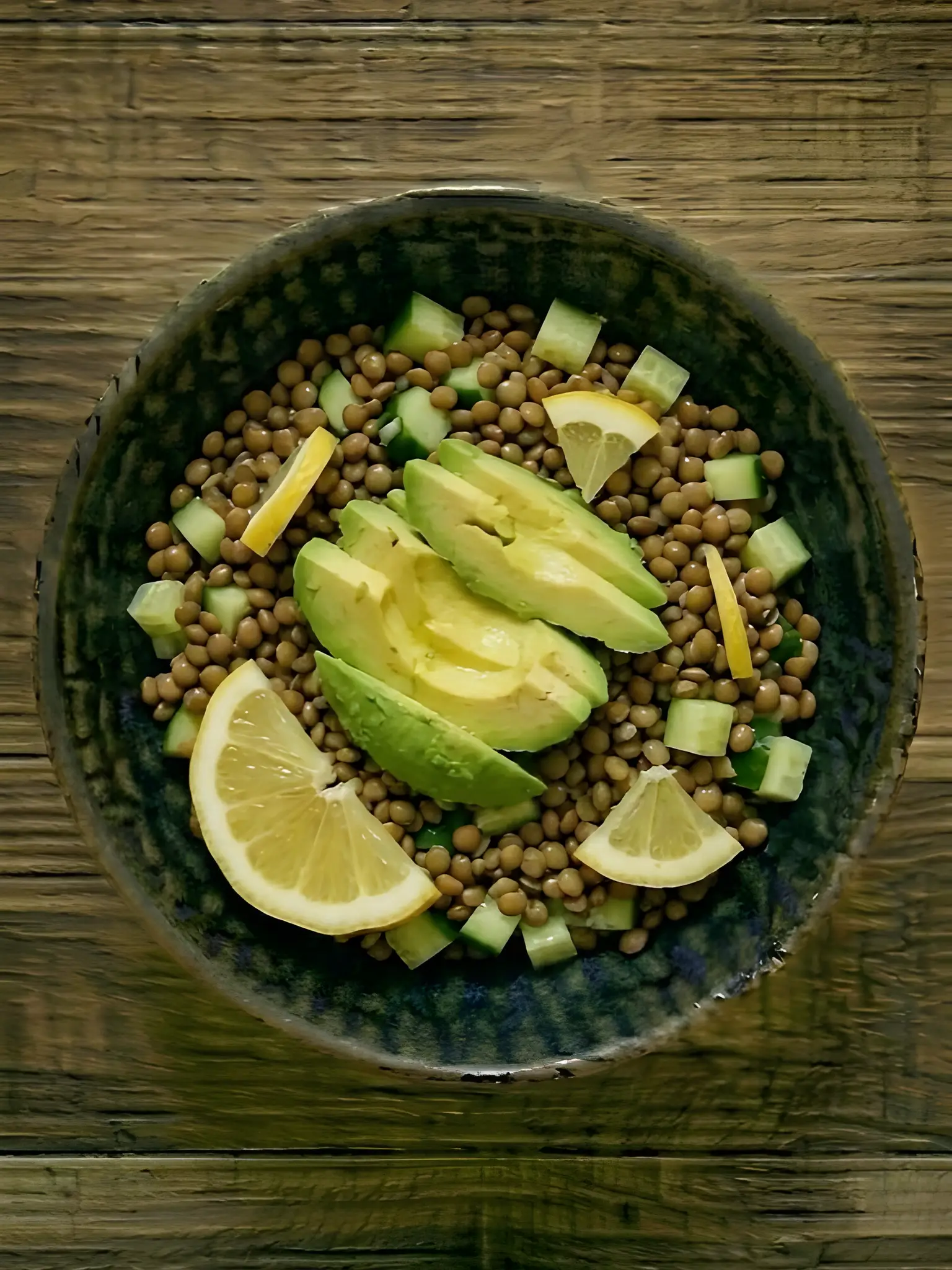 Bowl de lentejas con aguacate y limón