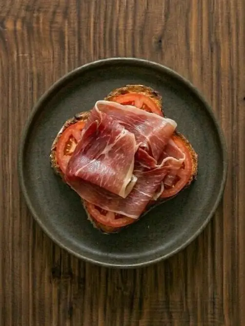 Tostada de pan de molde con jamón serrano y tomate