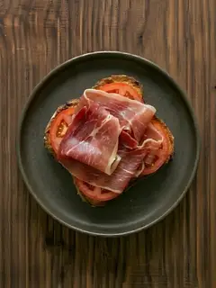 Tostada de pan de molde con jamón serrano y tomate