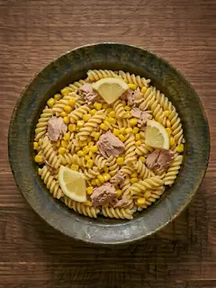 Ensalada de pasta con atún y maíz