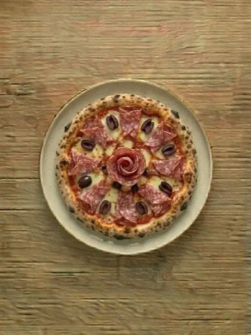 Pizza de Salami y Aceitunas Negras