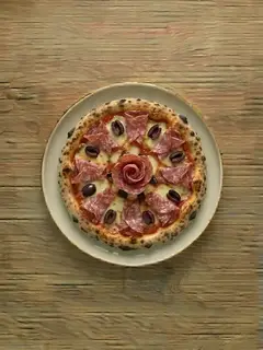 Pizza de Salami y Aceitunas Negras