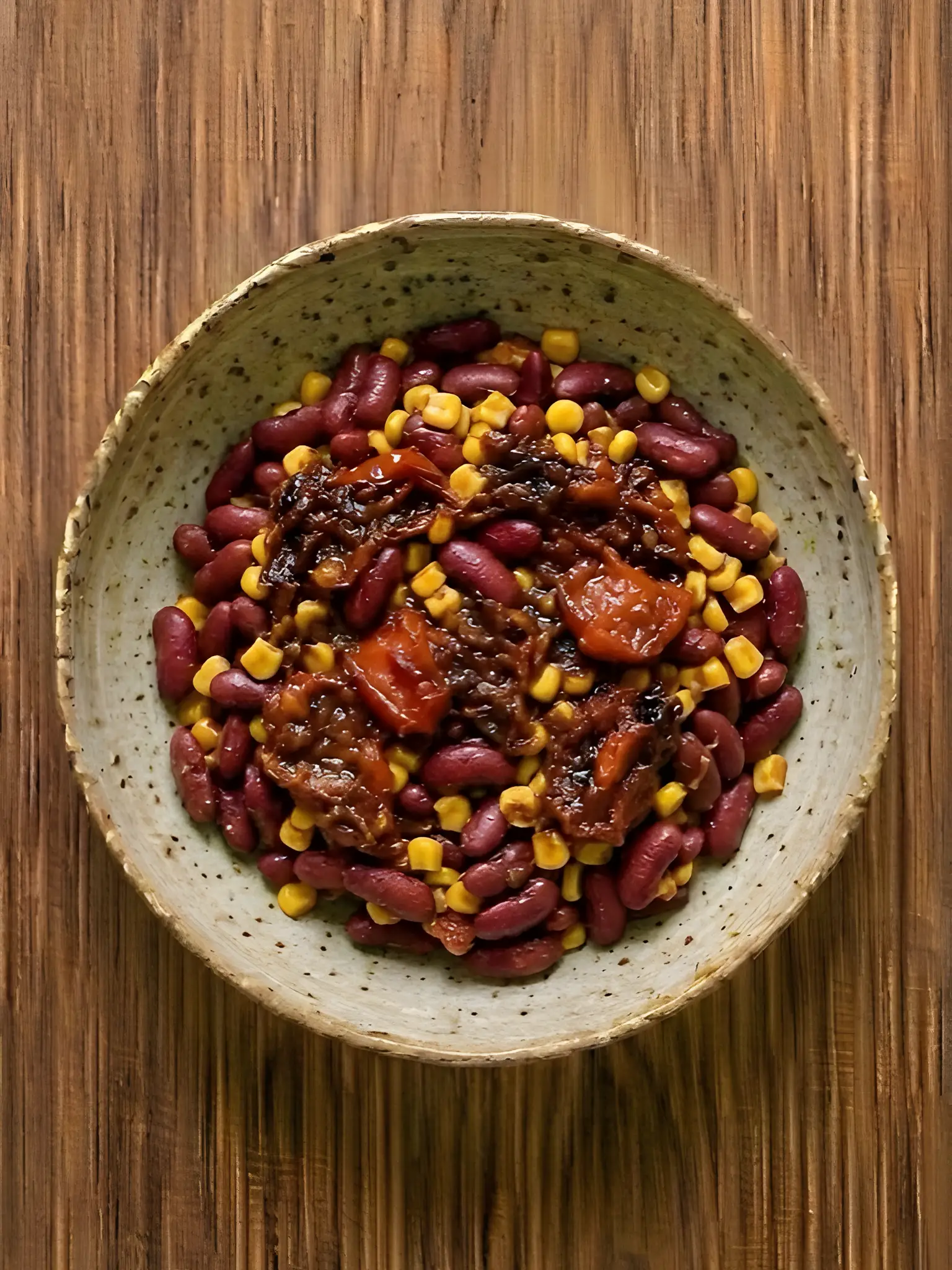 Alubias rojas con tomate y maíz