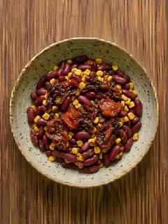 Alubias rojas con tomate y maíz