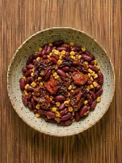 Alubias rojas con tomate y maíz