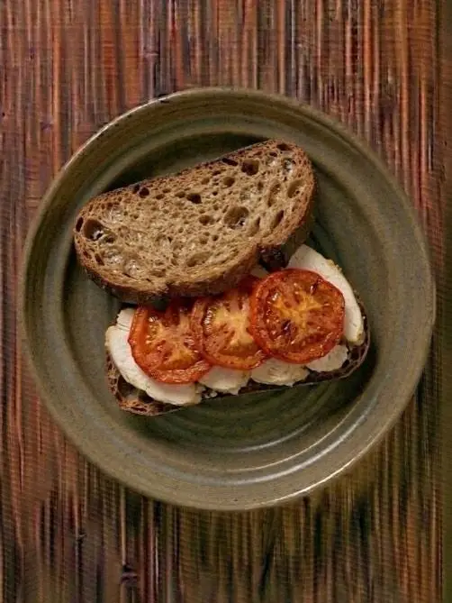 Bocadillo de pollo y tomate