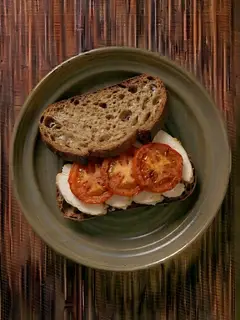 Bocadillo de pollo y tomate
