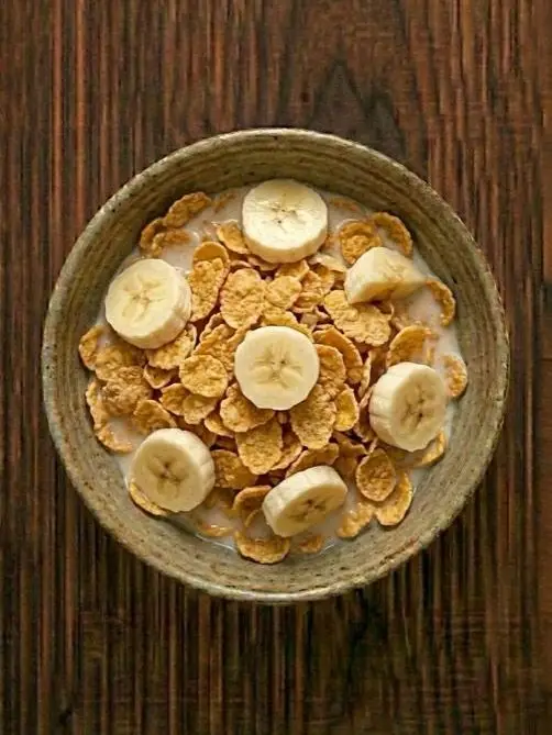 Copos de maíz con leche y plátano