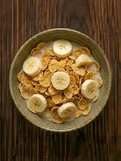 Copos de maíz con leche y plátano