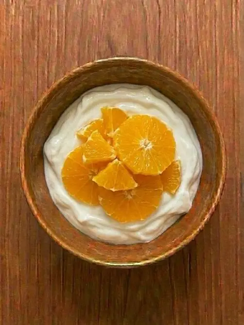 Yogur natural con naranja