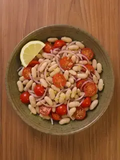 Ensalada rápida de alubias blancas con tomate
