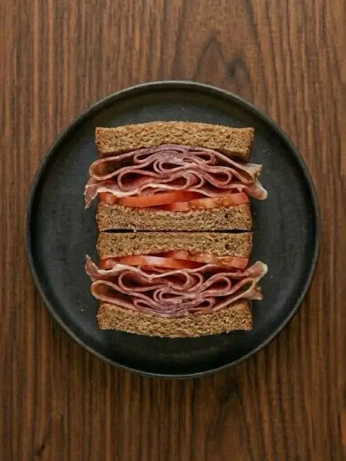 Bocadillo de pan integral con jamón serrano