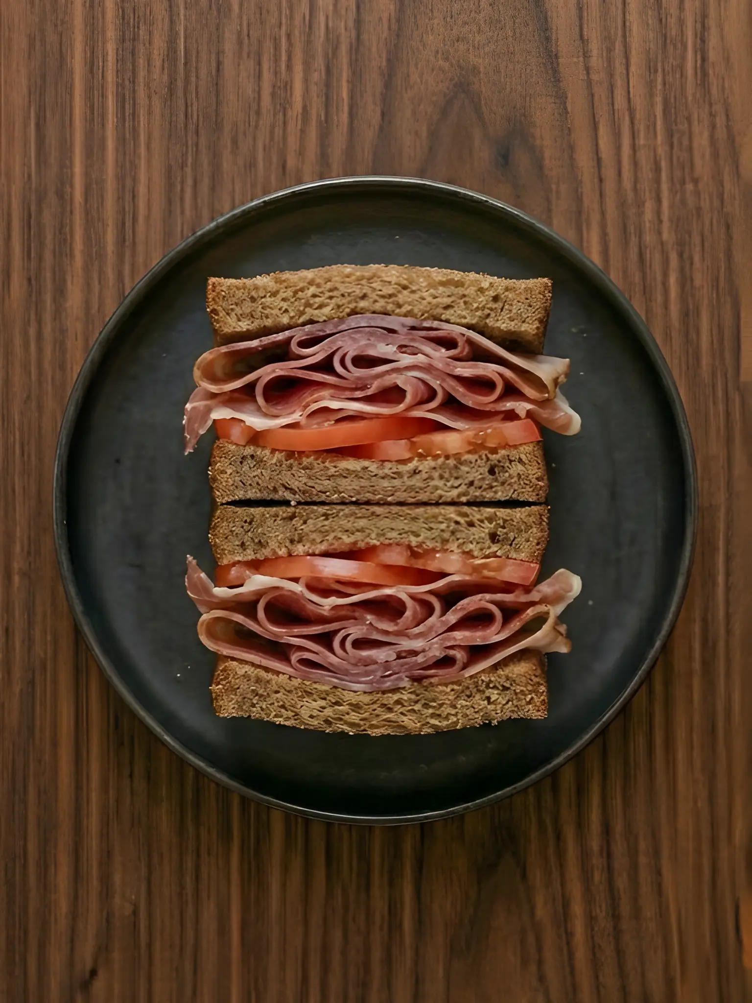 Bocadillo de pan integral con jamón serrano