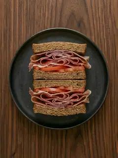 Bocadillo de pan integral con jamón serrano