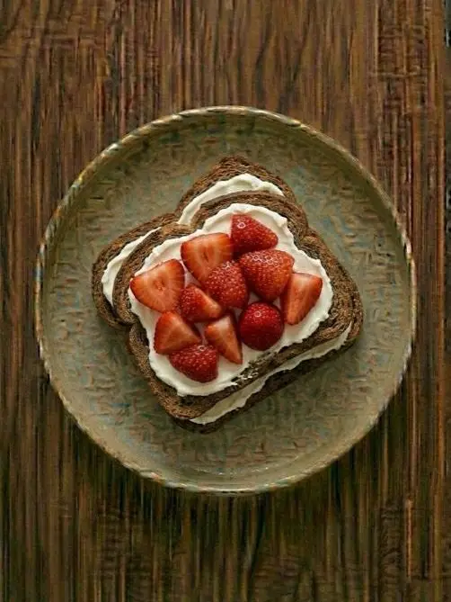 Tostada de centeno con queso crema y mermelada