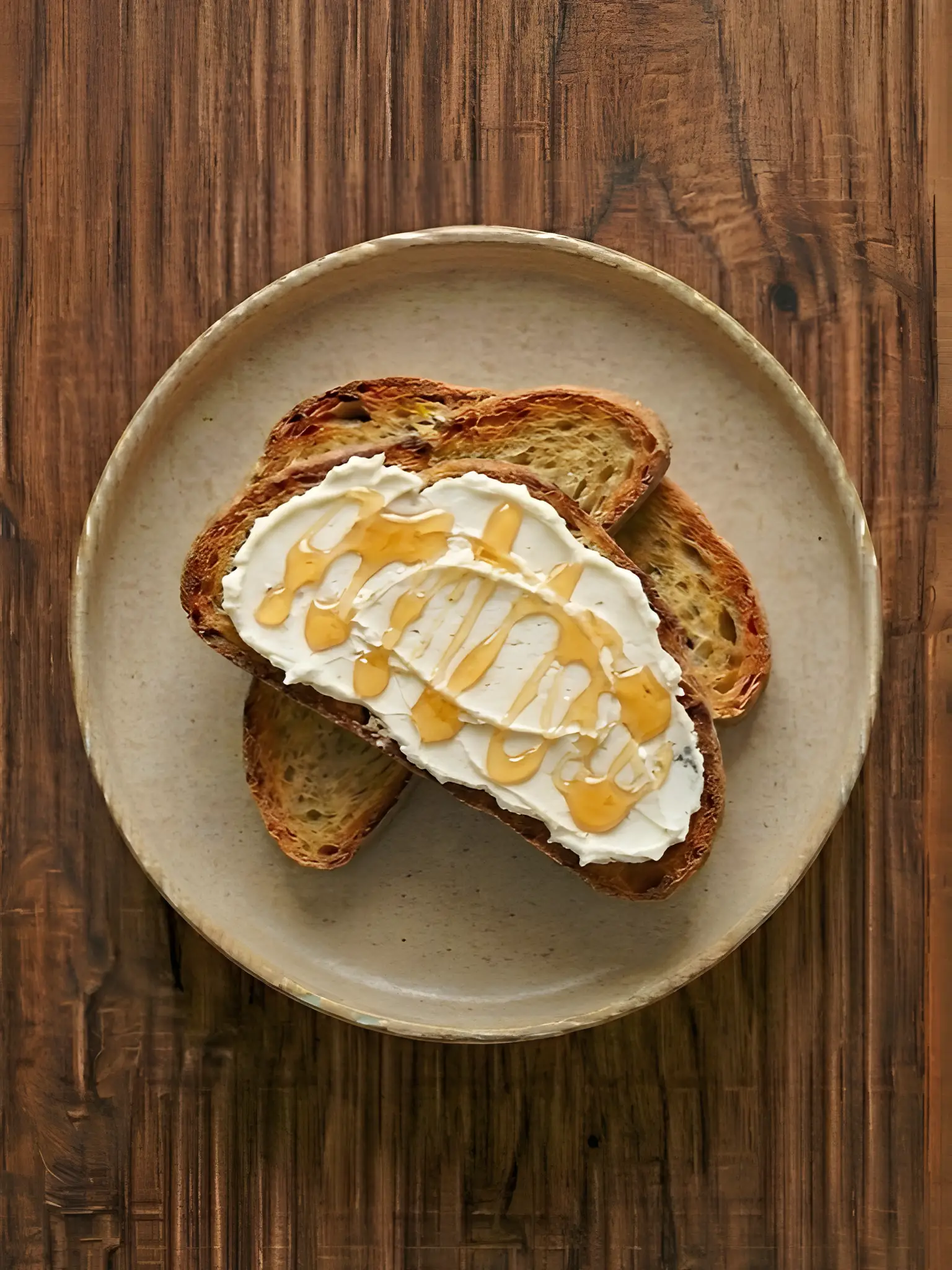 Tostada de biscotes con queso fresco y miel