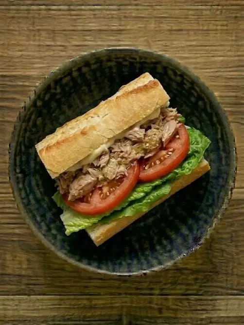 Bocadillo de atun con tomate y lechuga