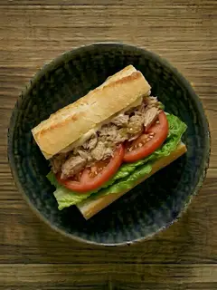 Bocadillo de atun con tomate y lechuga