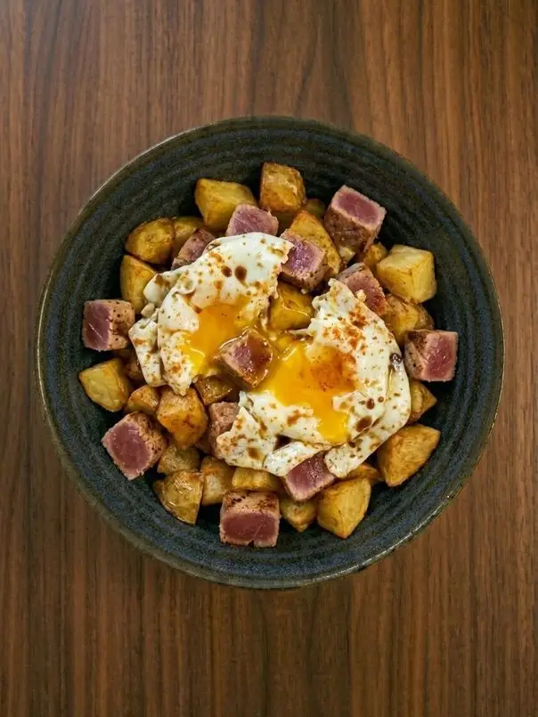 Huevos rotos con atún y patatas